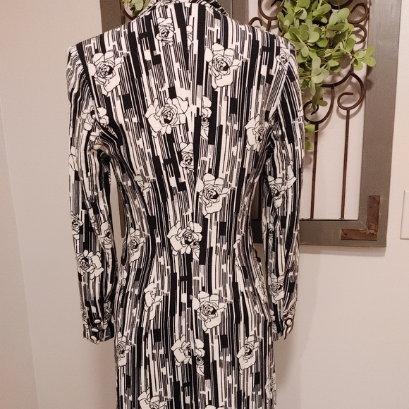 Stunning rose designed jacket. - Picture 10 of 11